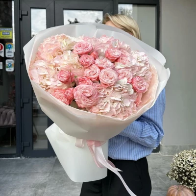 Сборный букет с гортензией и кустовой розой