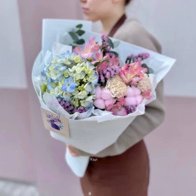 Букет с гортензией и альстромерией