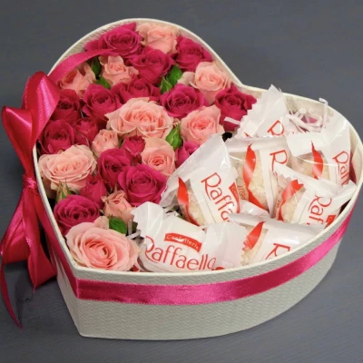 Коробка сердце из роз и конфет