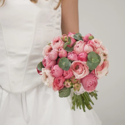 Букет невесты с ранункулюсами и пионовидными розами