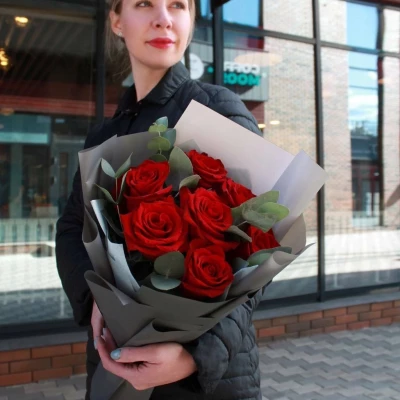 Букет из красных роз с эвкалиптом