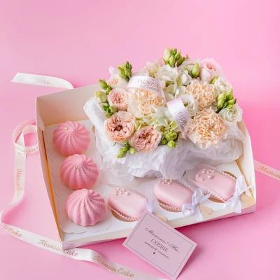 Муссовые пирожные + цветы