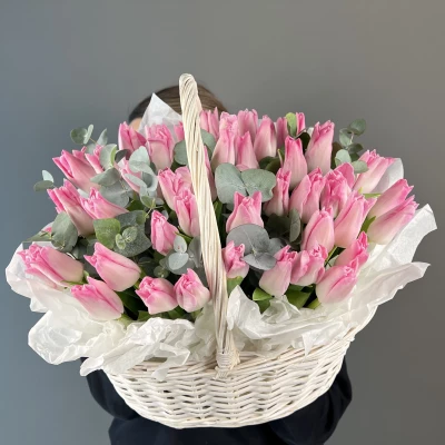 Корзина с розовыми тюльпанами