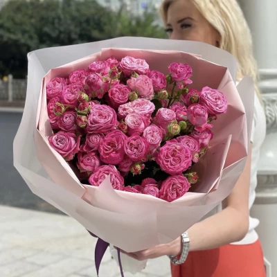 13 кустовых роз с эвкалиптом