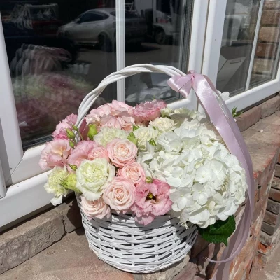 Сборная корзина с гортензией и розой