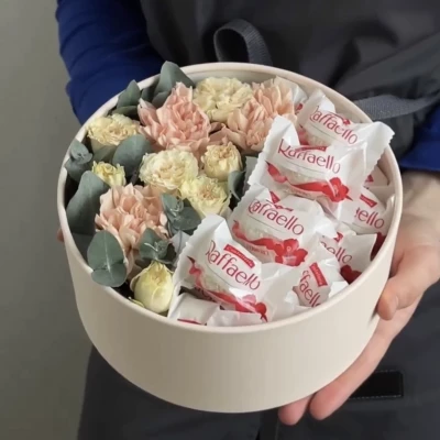 Сборная коробка цветов со сладостями
