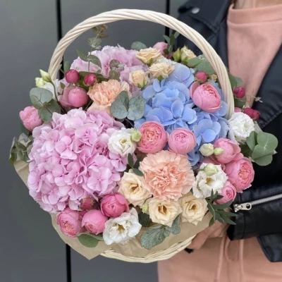 Сборная нежная корзинка цветов