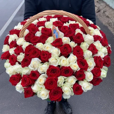 121 роза в корзине