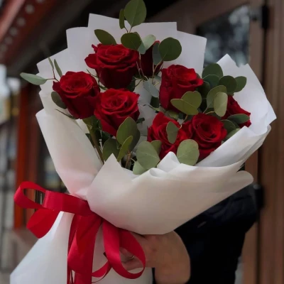 Букет из красных роз с эвкалиптом