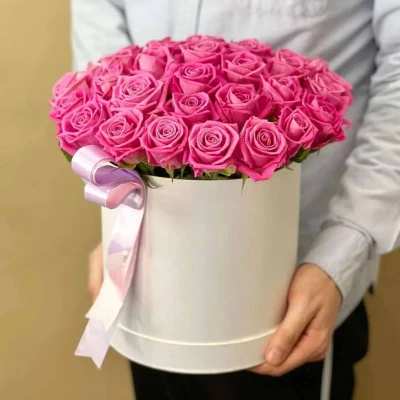 31 розовых роз в коробке