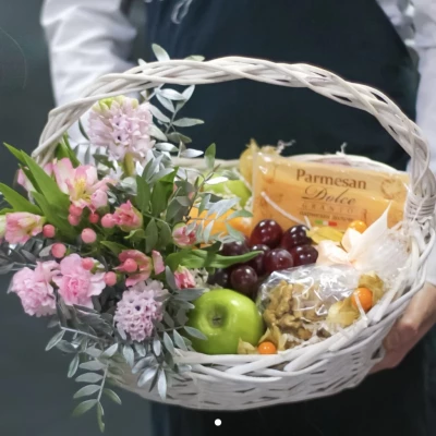 Корзина с фруктами и цветами