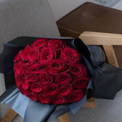Букет из красных роз в упаковке