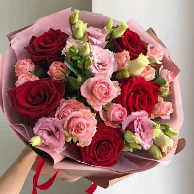 Сборный букет из кустовых и одноголовых роз