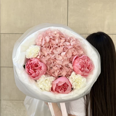 нежный букет с пионами, диантусами и гортензией