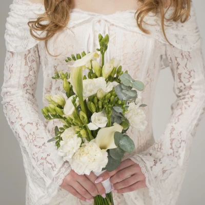 Свадебный букет с каллами и фрезией