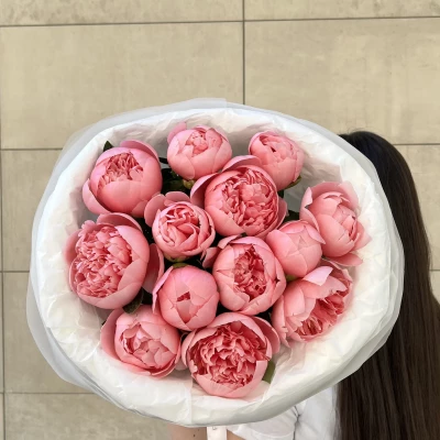 13 розовых пионов