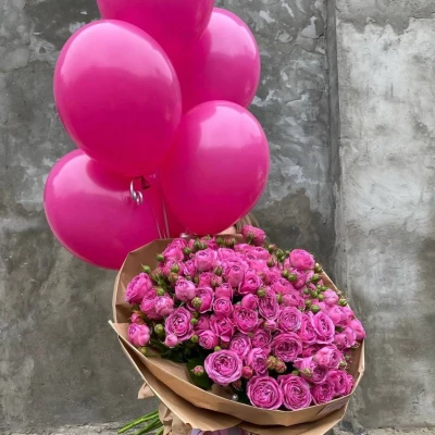 Кустовая роза в упаковке + шары