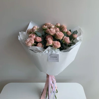 Букет из пионовидных кустовых роз в упаковке