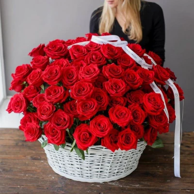 101 красная роза в корзине
