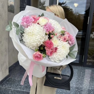 Букет с хризантемой и розой