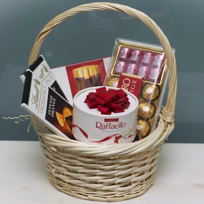 Подарочная корзинка со сладостями № 3