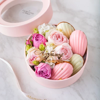 Муссовые пирожные+цветы