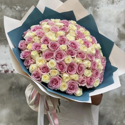 Букет из 101 бело-розовой розы в упаковке