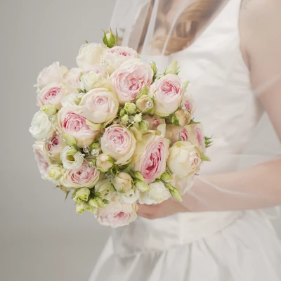 Пионовидные розы с эустомой на свадьбу